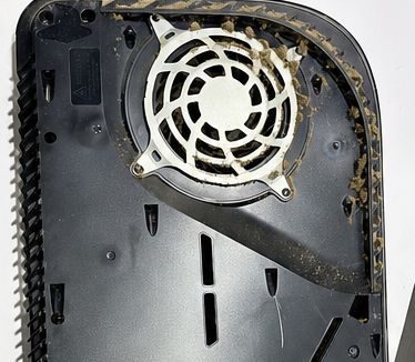 Ventilador de PS5 lleno de polvo antes de la limpieza